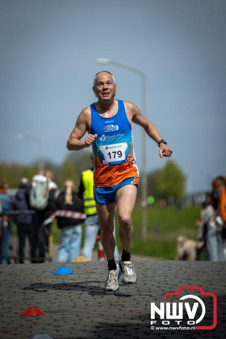Volle terrassen, bruisende kleedjesmarkt en sportieve Wallenloop: Elburg leeft tijdens koningsdag! - &copy; NWVFoto.nl